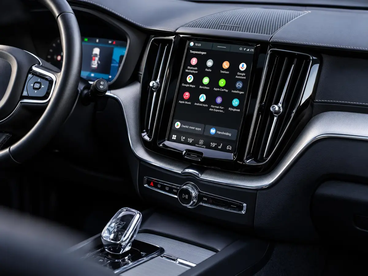 2.0 T6 Plug-in hybrid AWD Ultra Black Edition - R-Design l Pano l HUD l Memory