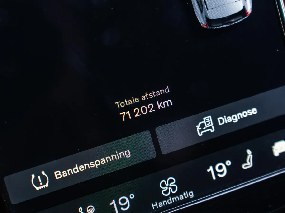 2.0 T6 Plug-in hybrid AWD Ultra Black Edition - R-Design l Pano l HUD l Memory