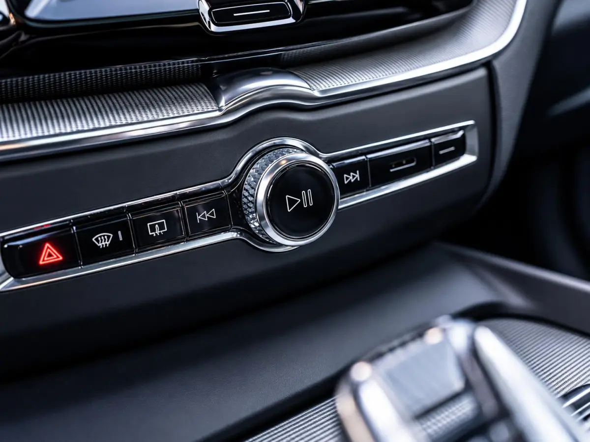 2.0 T6 Plug-in hybrid AWD Ultra Black Edition - R-Design l Pano l HUD l Memory