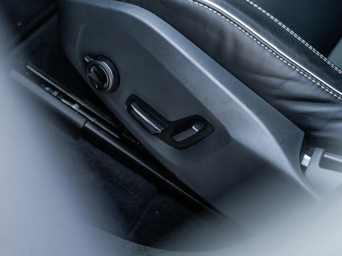 2.0 T6 Plug-in hybrid AWD Ultra Black Edition - R-Design l Pano l HUD l Memory