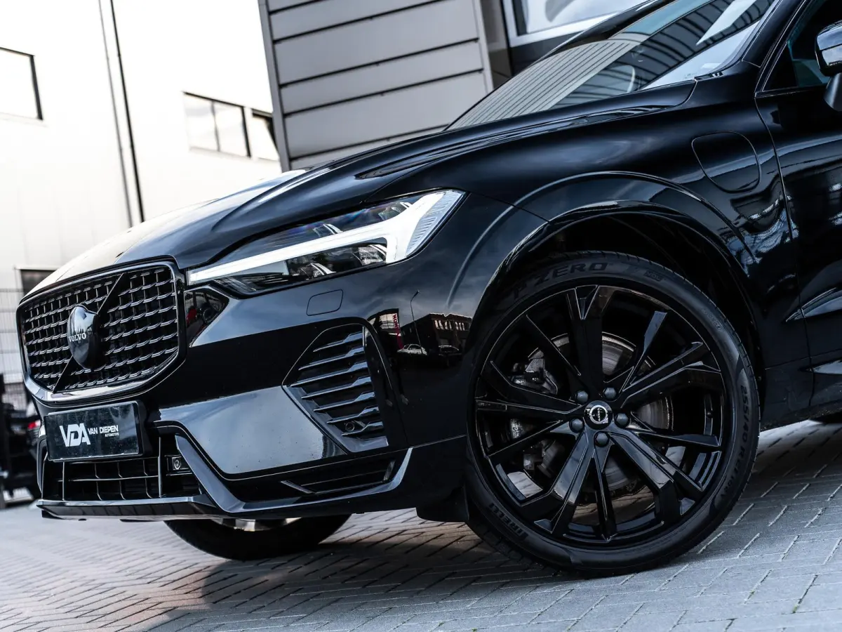 2.0 T6 Plug-in hybrid AWD Ultra Black Edition - R-Design l Pano l HUD l Memory