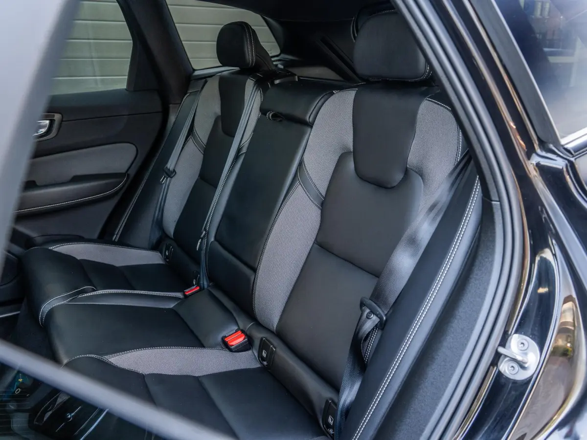 2.0 T6 Plug-in hybrid AWD Ultra Black Edition - R-Design l Pano l HUD l Memory