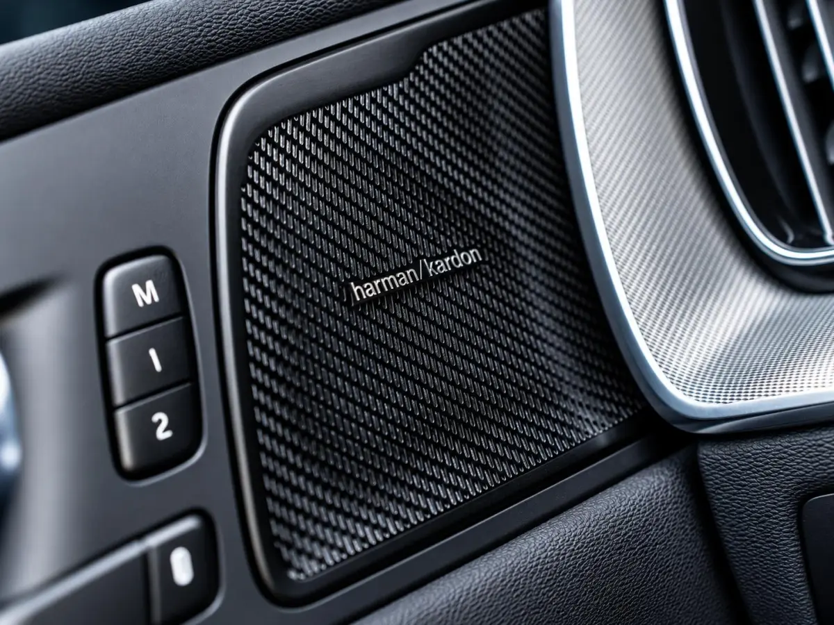 2.0 T6 Plug-in hybrid AWD Ultra Black Edition - R-Design l Pano l HUD l Memory