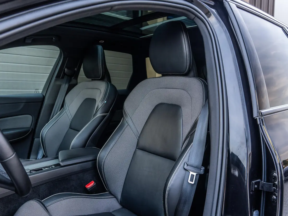 2.0 T6 Plug-in hybrid AWD Ultra Black Edition - R-Design l Pano l HUD l Memory