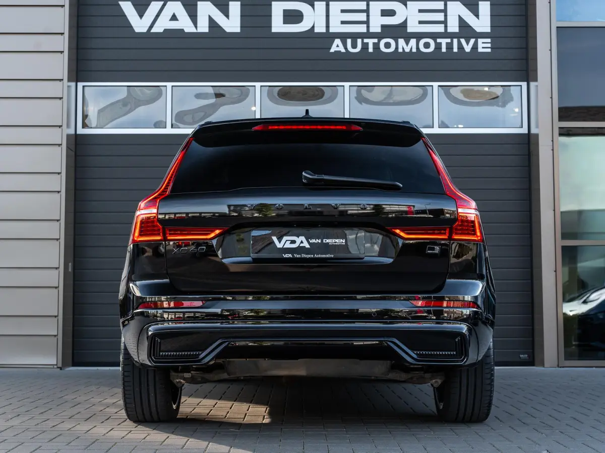 2.0 T6 Plug-in hybrid AWD Ultra Black Edition - R-Design l Pano l HUD l Memory