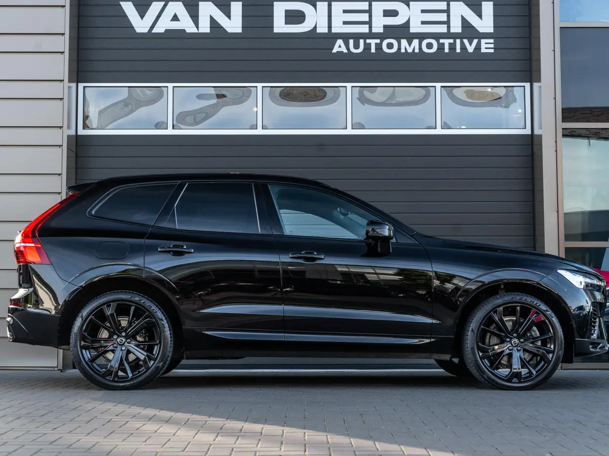 2.0 T6 Plug-in hybrid AWD Ultra Black Edition - R-Design l Pano l HUD l Memory