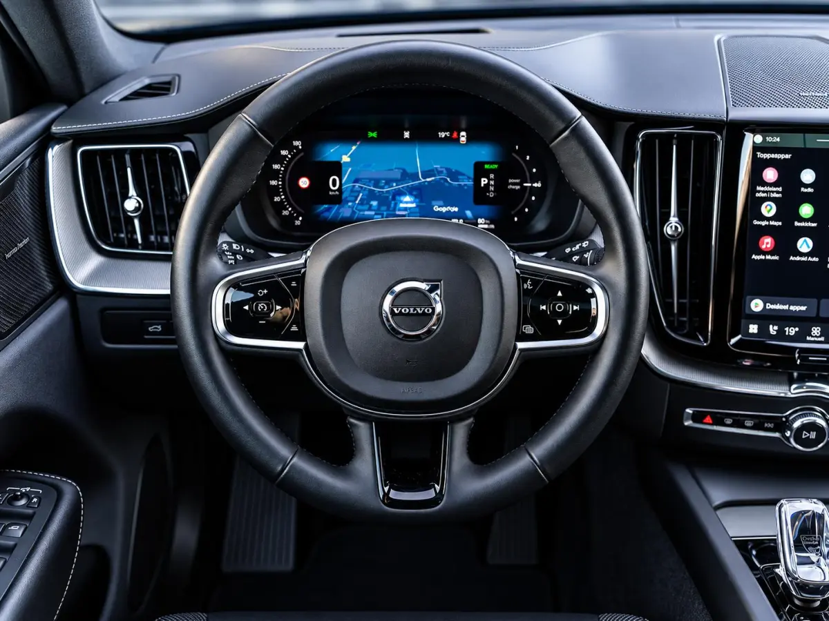 2.0 T6 Plug-in hybrid AWD Ultra Black Edition - R-Design l Pano l HUD l Memory