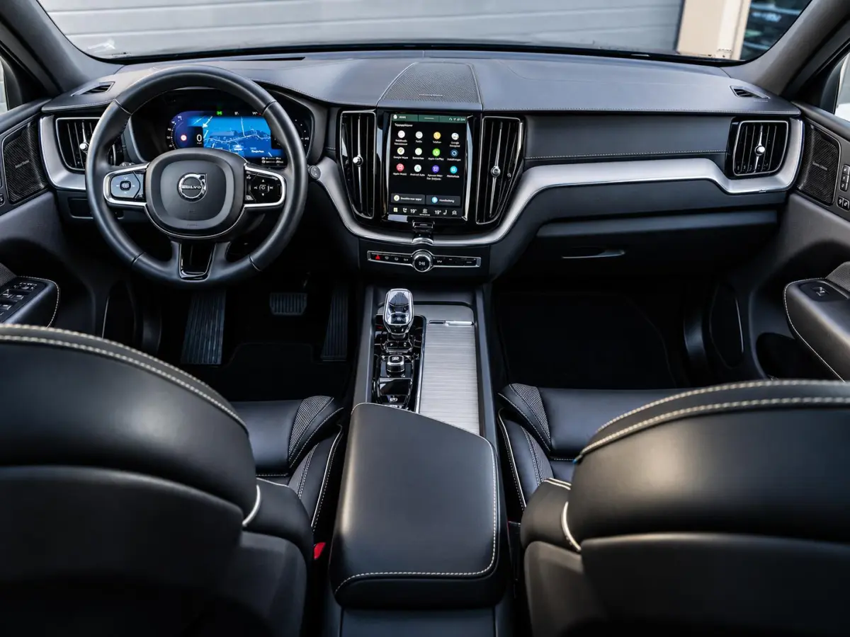 2.0 T6 Plug-in hybrid AWD Ultra Black Edition - R-Design l Pano l HUD l Memory