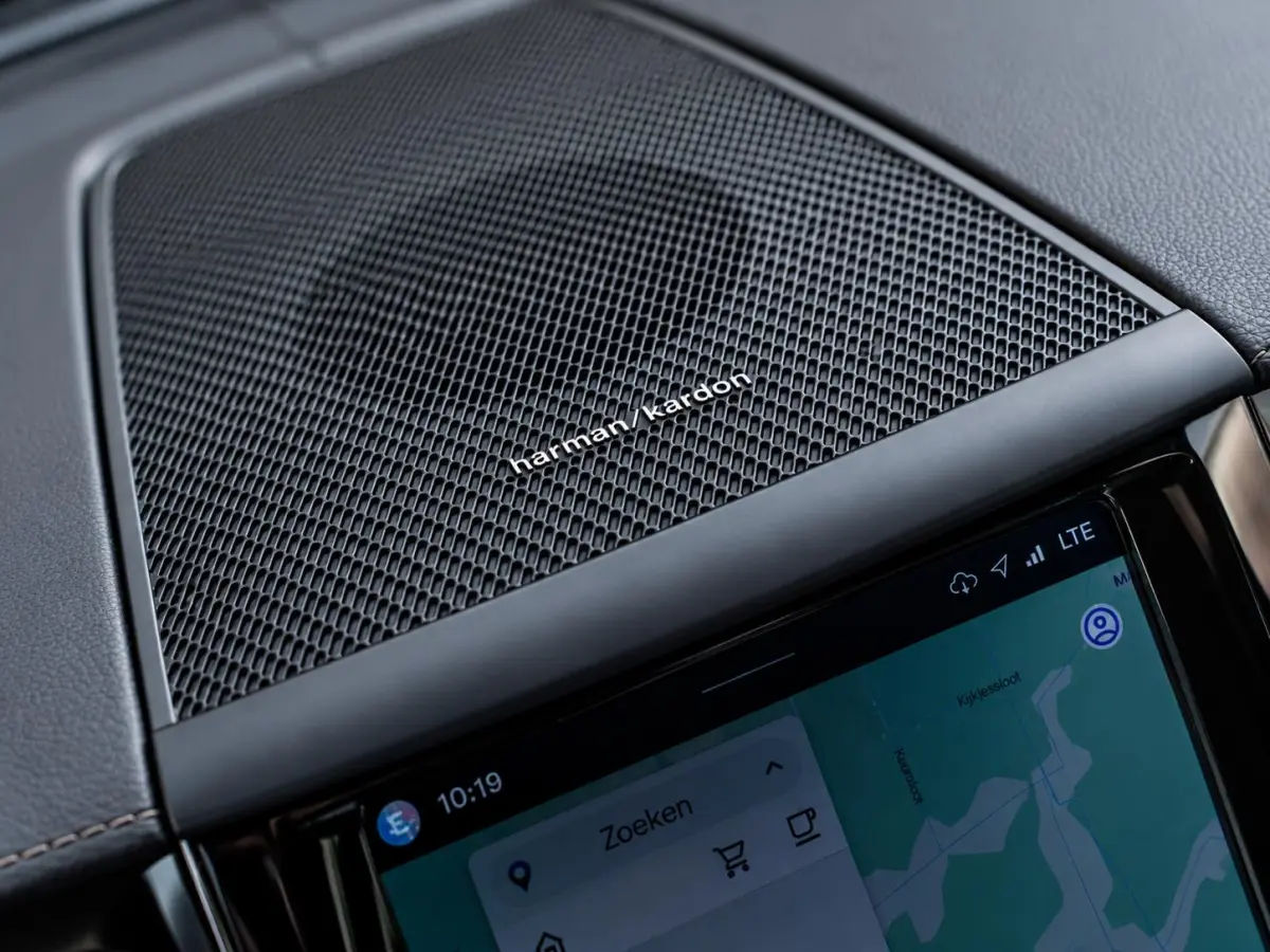 2.0 T6 Plug-in hybrid AWD Ultra Black Edition - R-Design l Pano l HUD l Memory