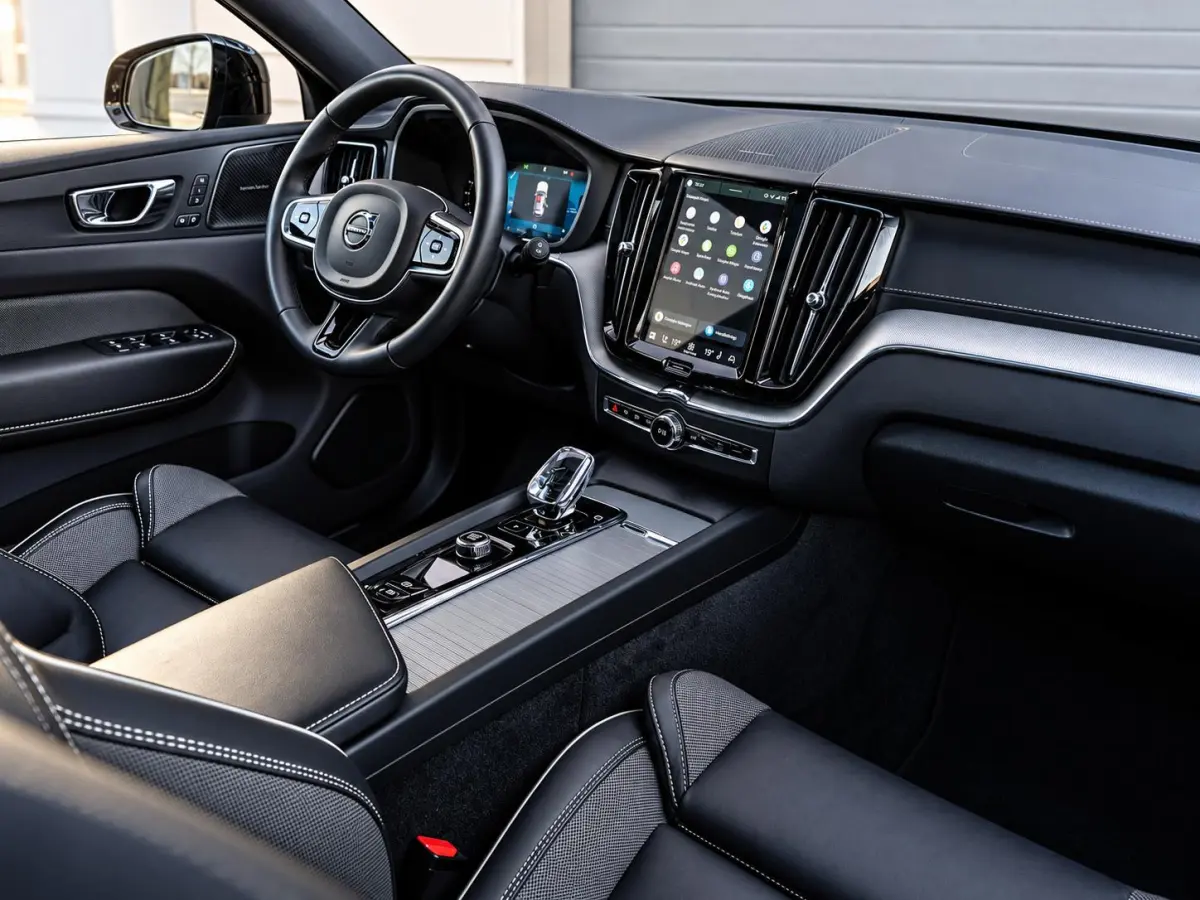 2.0 T6 Plug-in hybrid AWD Ultra Black Edition - R-Design l Pano l HUD l Memory