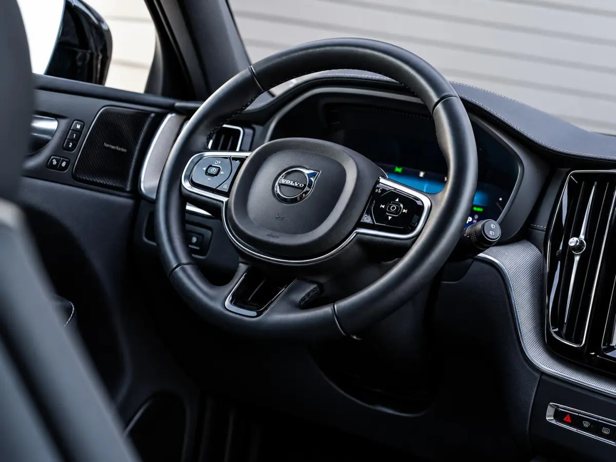 2.0 T6 Plug-in hybrid AWD Ultra Black Edition - R-Design l Pano l HUD l Memory