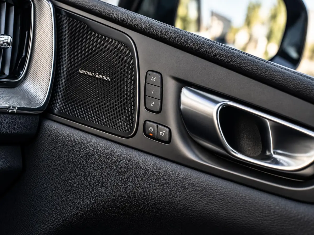 2.0 T6 Plug-in hybrid AWD Ultra Black Edition - R-Design l Pano l HUD l Memory