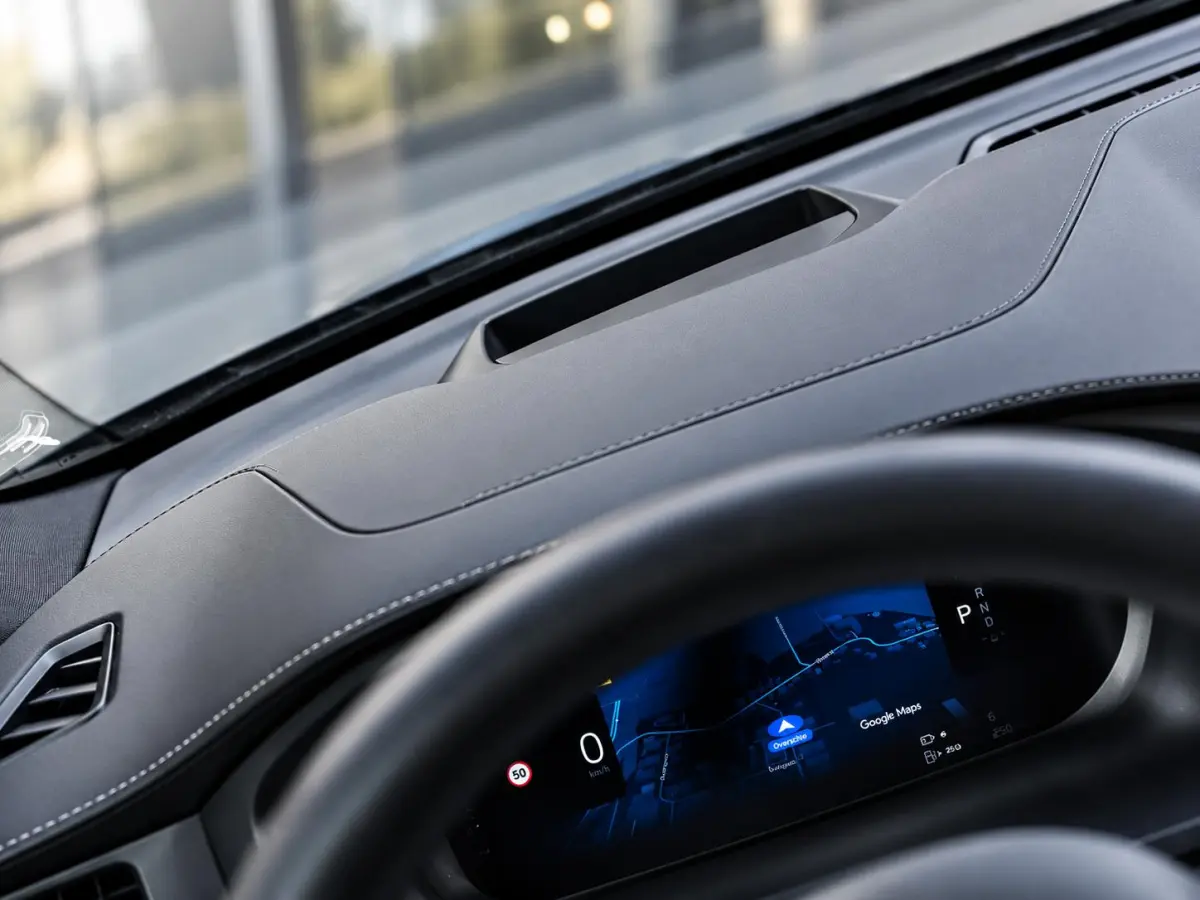 2.0 T6 Plug-in hybrid AWD Ultra Black Edition - R-Design l Pano l HUD l Memory