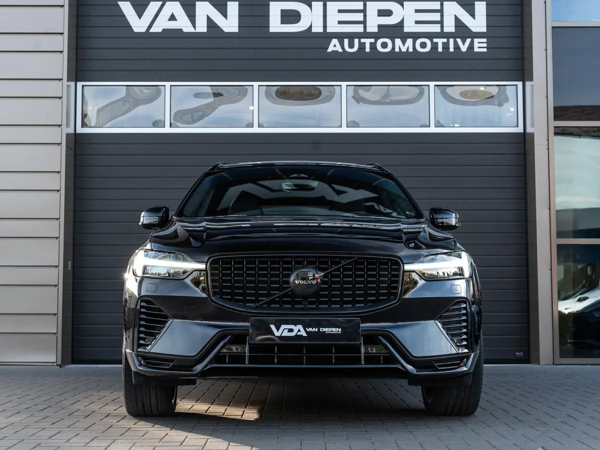 2.0 T6 Plug-in hybrid AWD Ultra Black Edition - R-Design l Pano l HUD l Memory