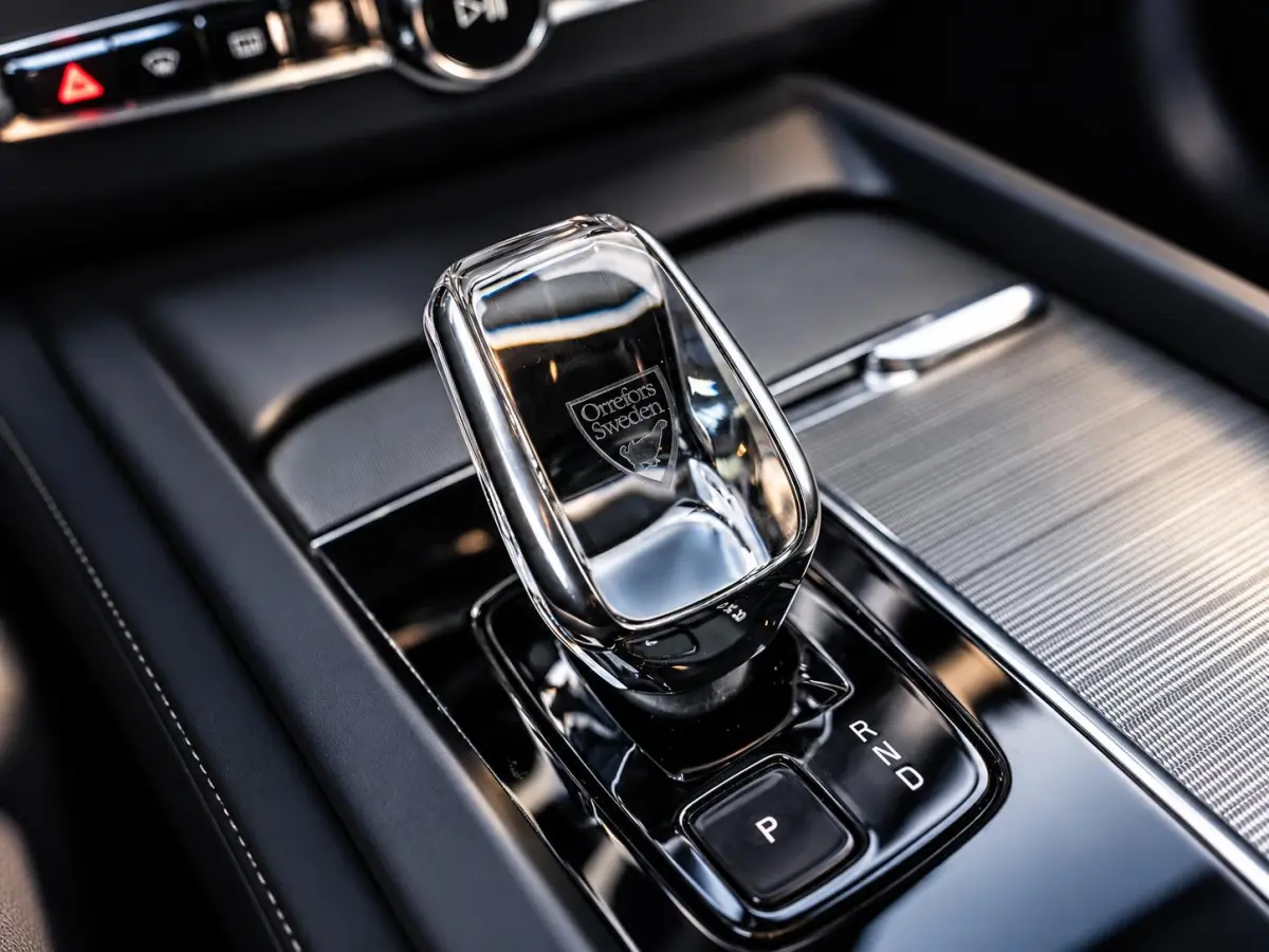 2.0 T6 Plug-in hybrid AWD Ultra Black Edition - R-Design l Pano l HUD l Memory