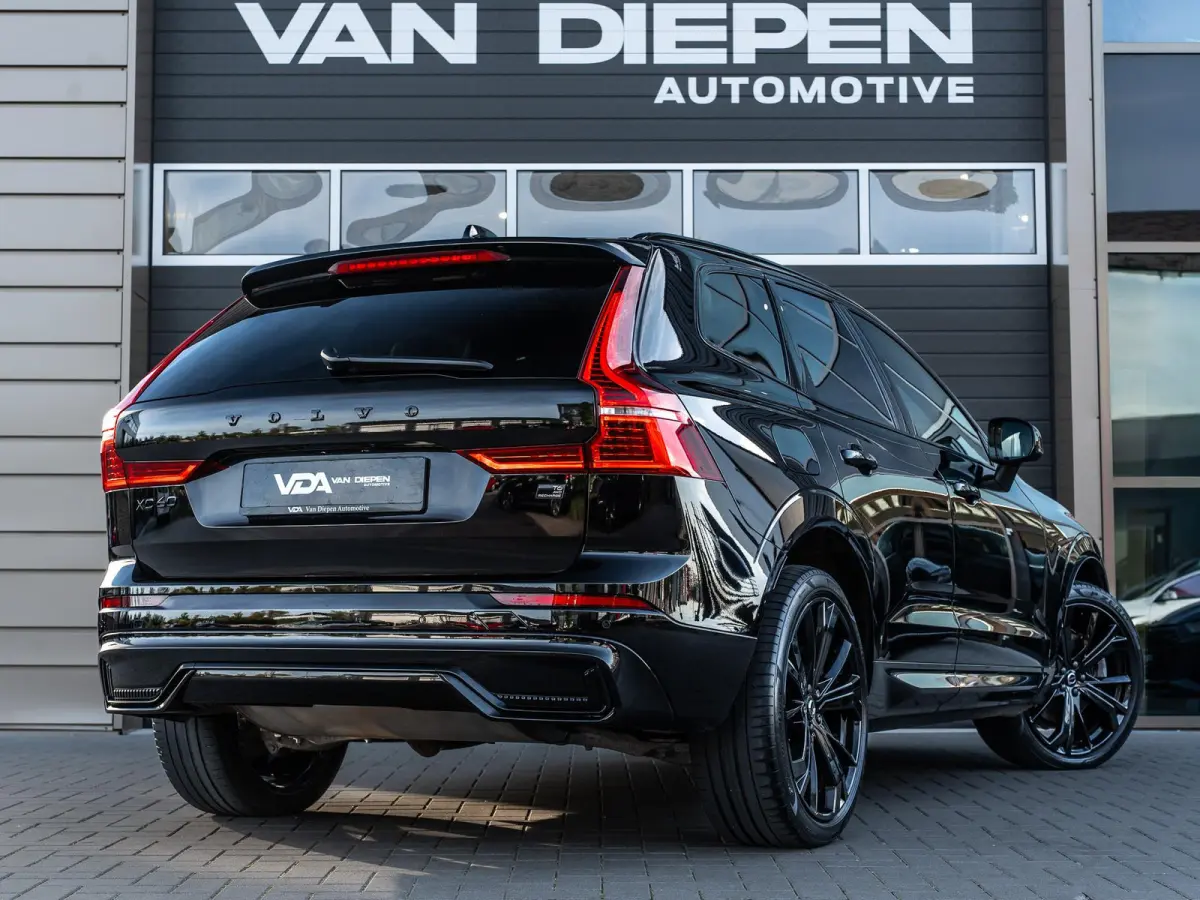 2.0 T6 Plug-in hybrid AWD Ultra Black Edition - R-Design l Pano l HUD l Memory
