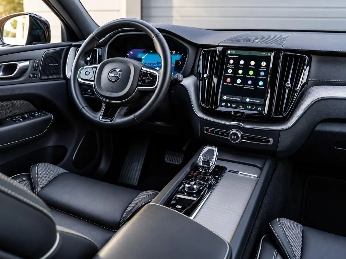 2.0 T6 Plug-in hybrid AWD Ultra Black Edition - R-Design l Pano l HUD l Memory
