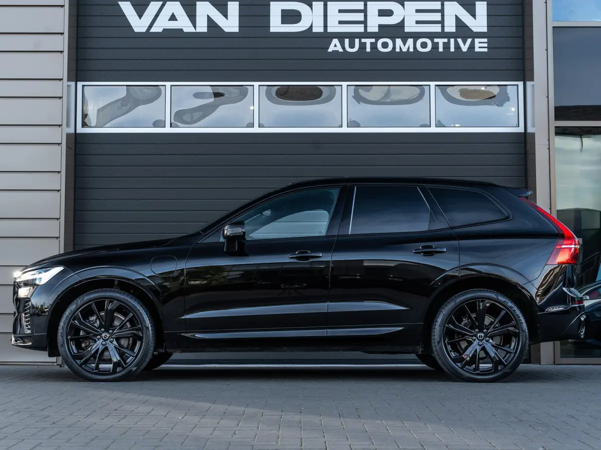 2.0 T6 Plug-in hybrid AWD Ultra Black Edition - R-Design l Pano l HUD l Memory