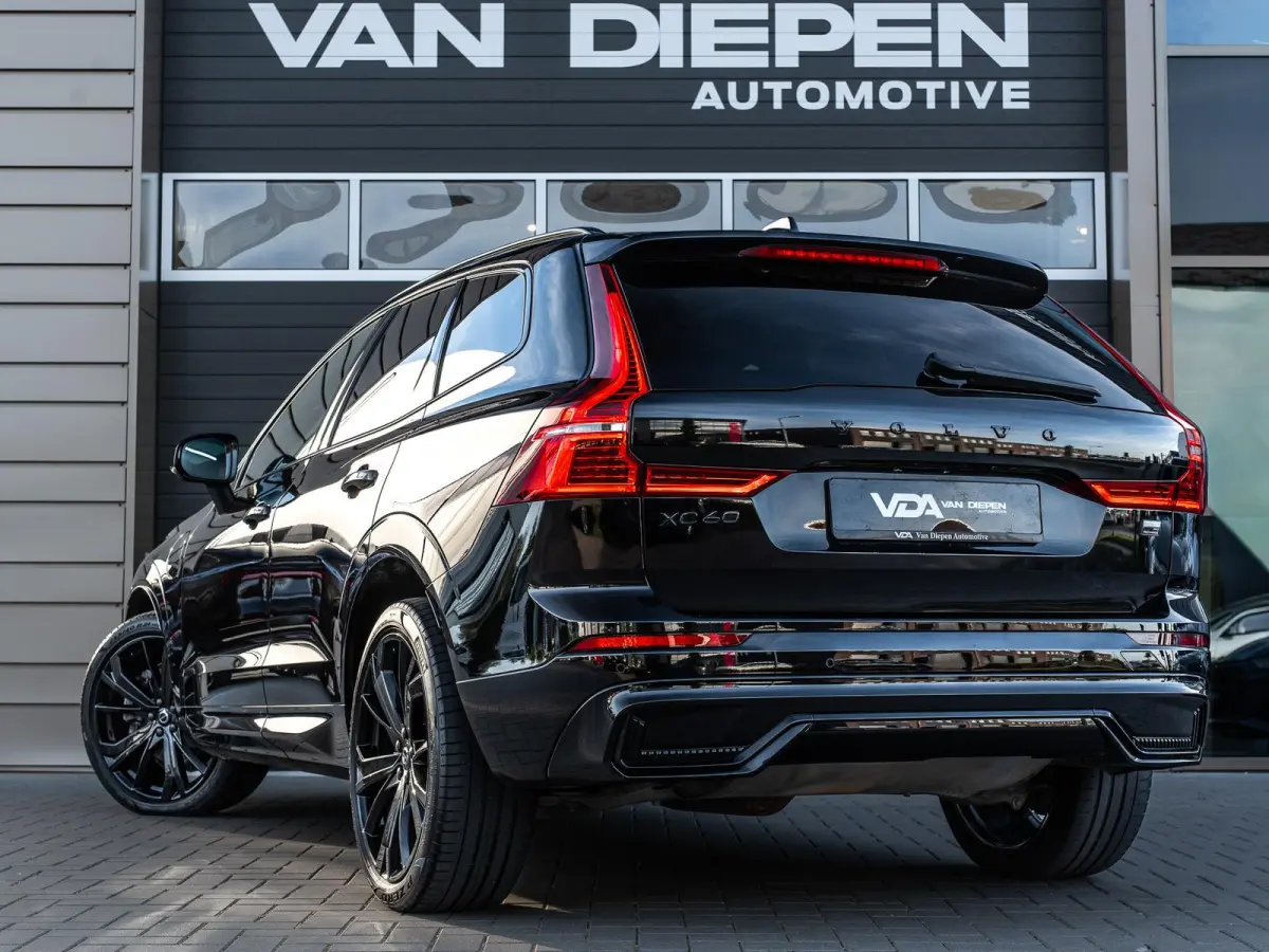 2.0 T6 Plug-in hybrid AWD Ultra Black Edition - R-Design l Pano l HUD l Memory