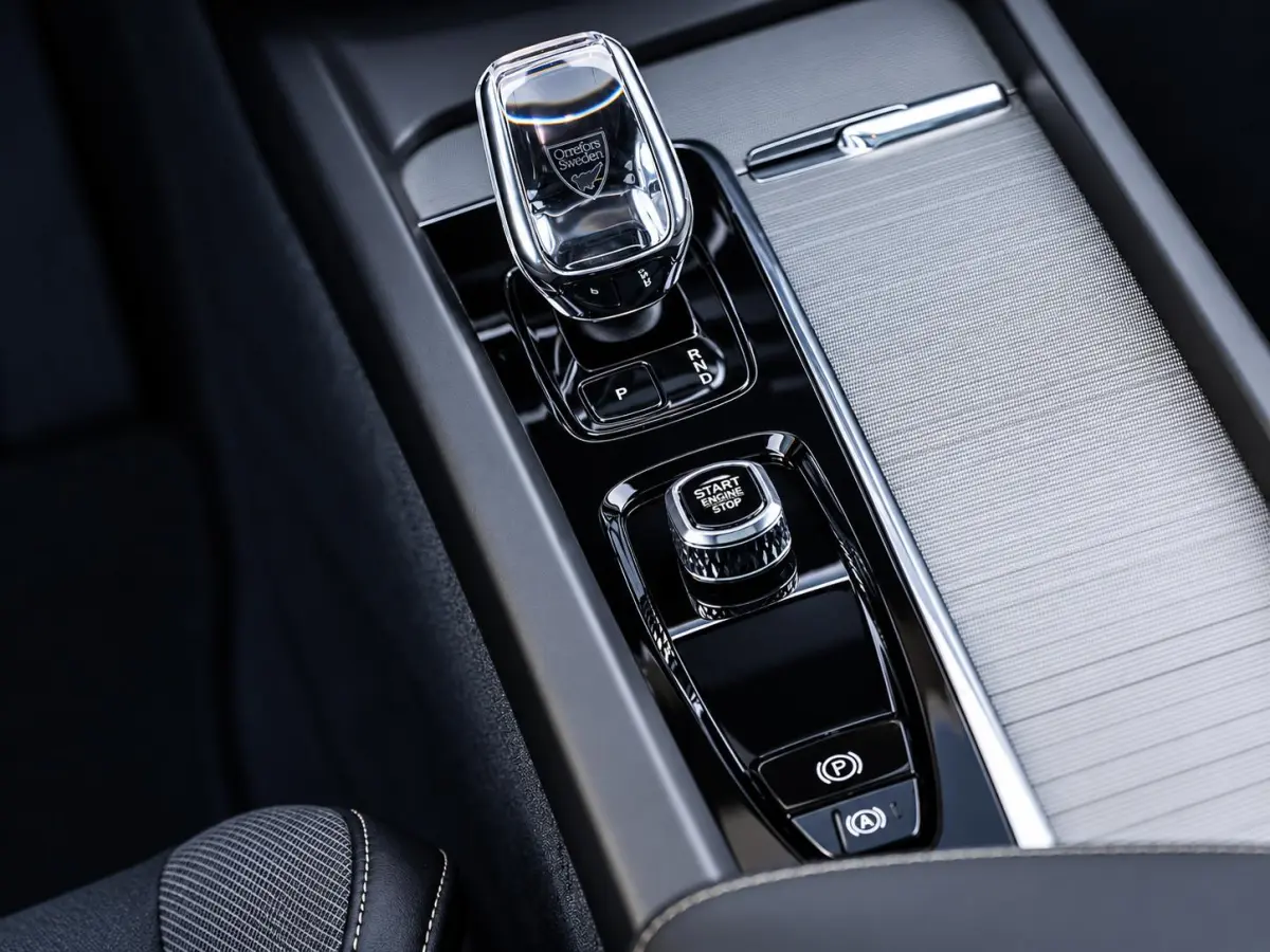 2.0 T6 Plug-in hybrid AWD Ultra Black Edition - R-Design l Pano l HUD l Memory