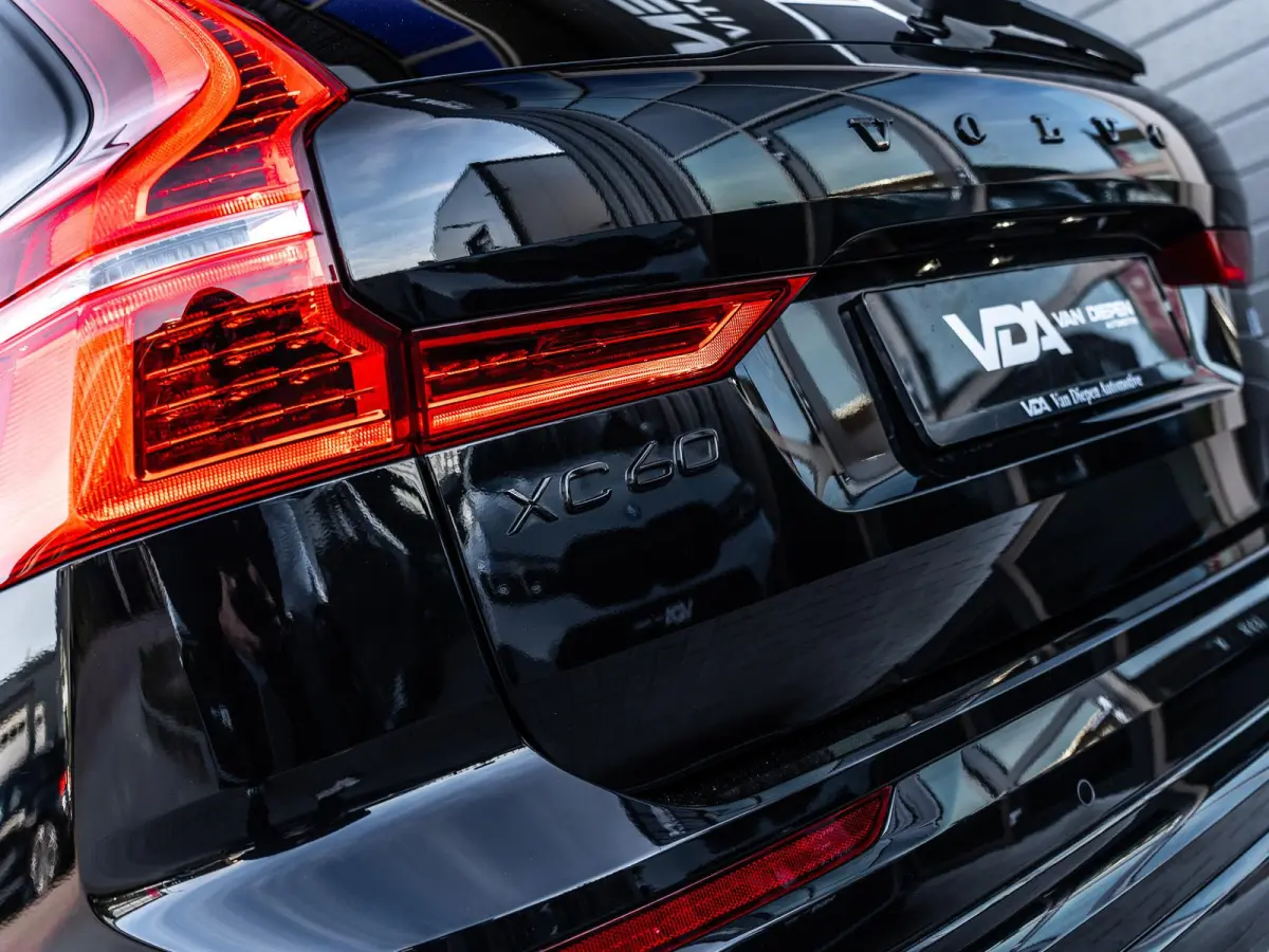2.0 T6 Plug-in hybrid AWD Ultra Black Edition - R-Design l Pano l HUD l Memory
