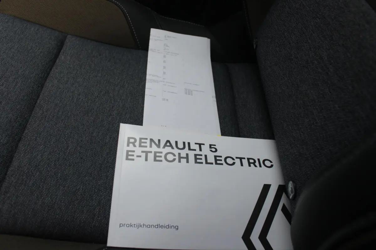 COMFORT RANGE TECHNO 150PK 52 kWh *NIEUWE AUTO!* | PACK WINTER TECHNO: (ELEKTRISCH VERWARMBARE VOORSTOELEN, ELEKTRISCH VERWARMBAAR STUURWIEL, BESTUUDERSSTOEL MET ELEKTRSCH VERSTELBARE LENDES