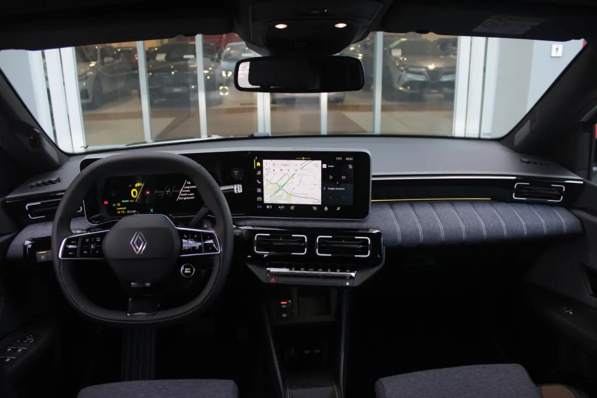COMFORT RANGE TECHNO 150PK 52 kWh *NIEUWE AUTO!* | PACK WINTER TECHNO: (ELEKTRISCH VERWARMBARE VOORSTOELEN, ELEKTRISCH VERWARMBAAR STUURWIEL, BESTUUDERSSTOEL MET ELEKTRSCH VERSTELBARE LENDES