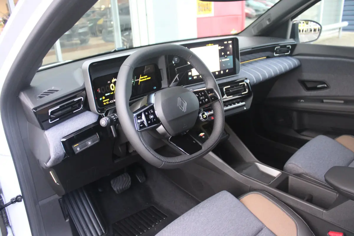 COMFORT RANGE TECHNO 150PK 52 kWh *NIEUWE AUTO!* | PACK WINTER TECHNO: (ELEKTRISCH VERWARMBARE VOORSTOELEN, ELEKTRISCH VERWARMBAAR STUURWIEL, BESTUUDERSSTOEL MET ELEKTRSCH VERSTELBARE LENDES