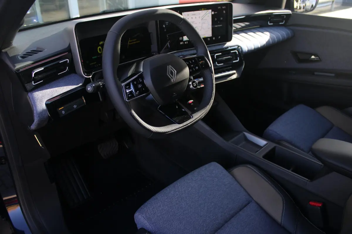 COMFORT RANGE TECHNO 150PK 52 kWh *NIEUWE AUTO!* | PACK WINTER TECHNO: (ELEKTRISCH VERWARMBARE VOORSTOELEN, ELEKTRISCH VERWARMBAAR STUURWIEL, BESTUUDERSSTOEL MET ELEKTRSCH VERSTELBARE LENDES