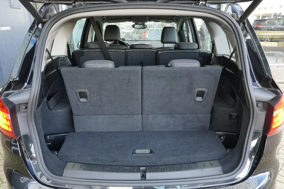 218i 7p. Executive Edition + CAMERA / SPORTSTOELEN / LED / HEAD-UP