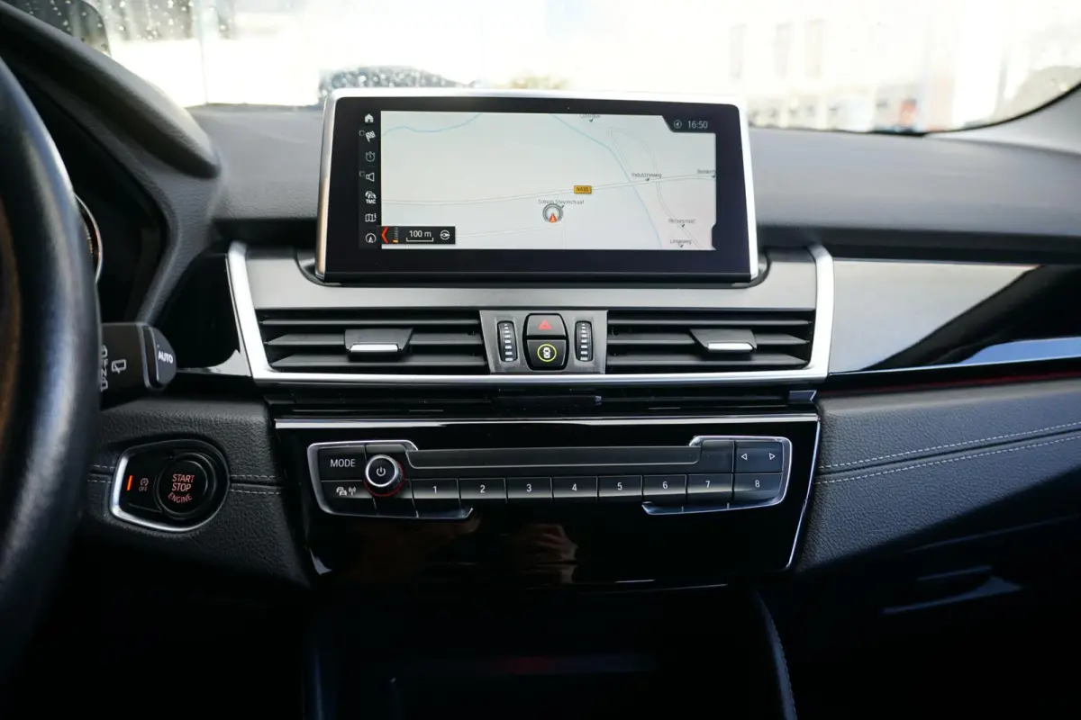 218i 7p. Executive Edition + CAMERA / SPORTSTOELEN / LED / HEAD-UP