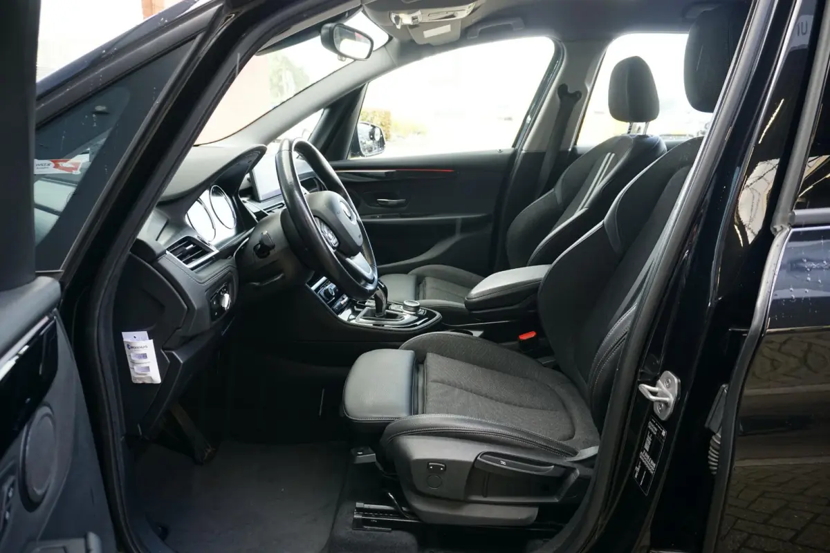 218i 7p. Executive Edition + CAMERA / SPORTSTOELEN / LED / HEAD-UP