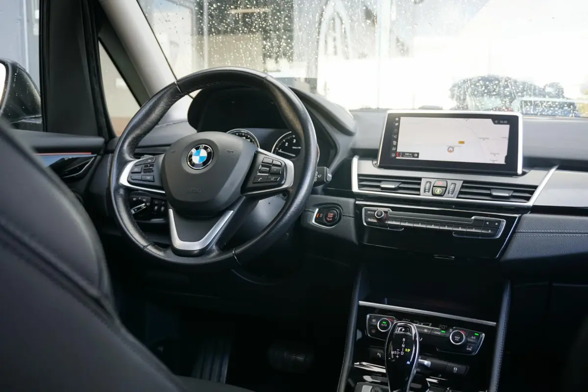 218i 7p. Executive Edition + CAMERA / SPORTSTOELEN / LED / HEAD-UP