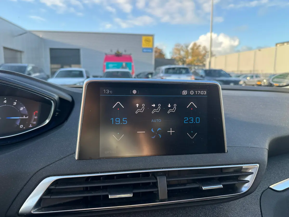 1.2 PureTech Blue Lease Premium Panorama Dak | 19" Lichtmetaal | Camera | Parkeersensoren | 19" Lichtmetaal | Leder/Stof | Digitaal Dashboard | Achteruitrijcamera | Apple Carplay/Android Aut
