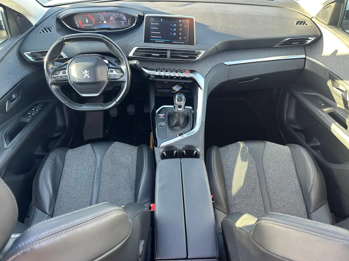 1.2 PureTech Blue Lease Premium Panorama Dak | 19" Lichtmetaal | Camera | Parkeersensoren | 19" Lichtmetaal | Leder/Stof | Digitaal Dashboard | Achteruitrijcamera | Apple Carplay/Android Aut