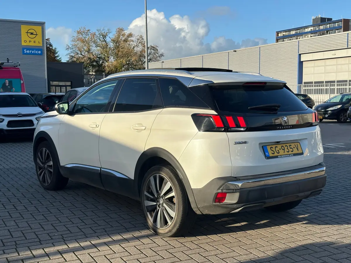 1.2 PureTech Blue Lease Premium Panorama Dak | 19" Lichtmetaal | Camera | Parkeersensoren | 19" Lichtmetaal | Leder/Stof | Digitaal Dashboard | Achteruitrijcamera | Apple Carplay/Android Aut