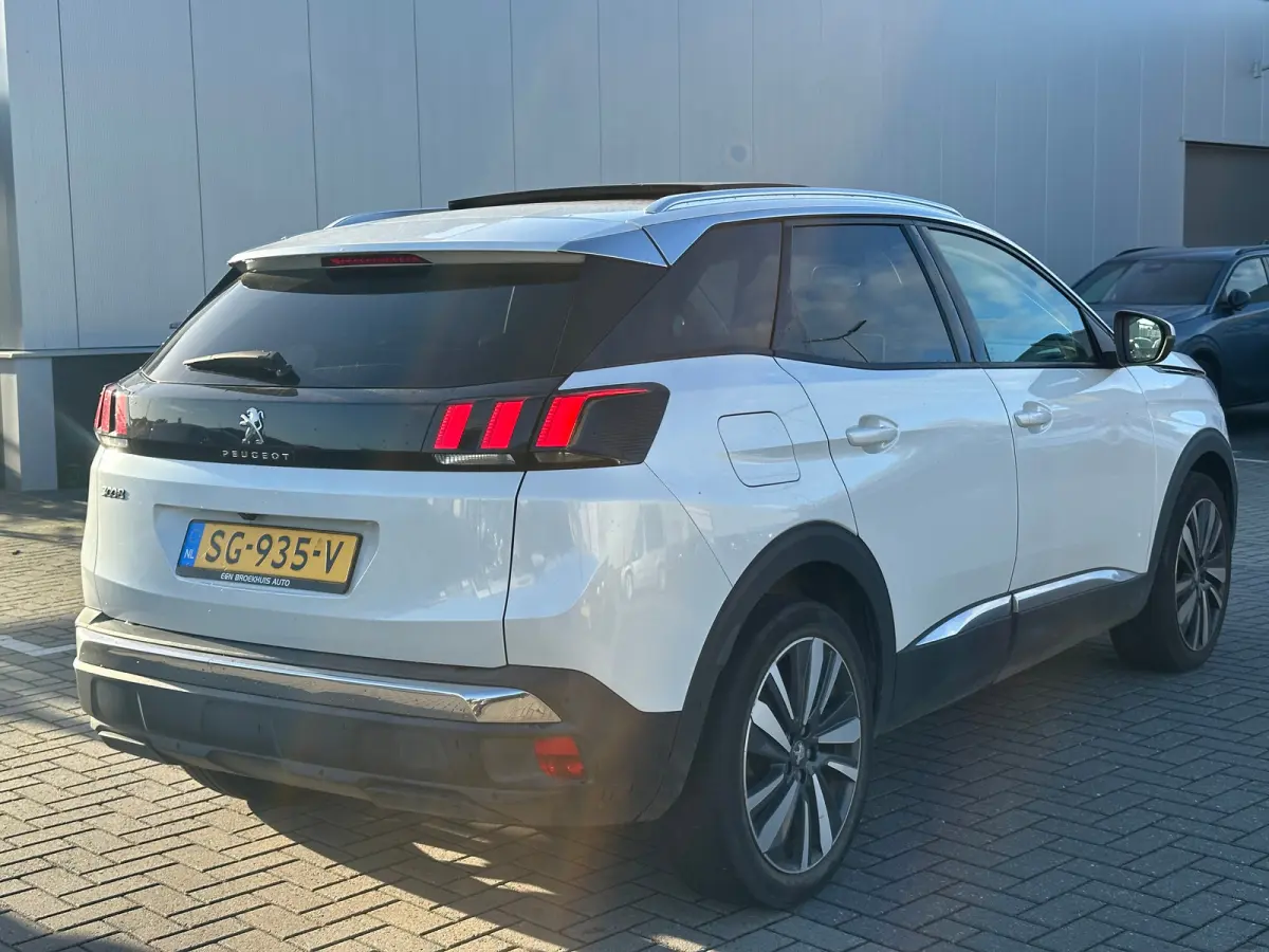 1.2 PureTech Blue Lease Premium Panorama Dak | 19" Lichtmetaal | Camera | Parkeersensoren | 19" Lichtmetaal | Leder/Stof | Digitaal Dashboard | Achteruitrijcamera | Apple Carplay/Android Aut