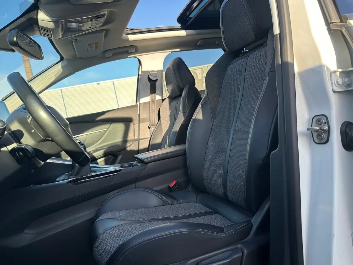 1.2 PureTech Blue Lease Premium Panorama Dak | 19" Lichtmetaal | Camera | Parkeersensoren | 19" Lichtmetaal | Leder/Stof | Digitaal Dashboard | Achteruitrijcamera | Apple Carplay/Android Aut