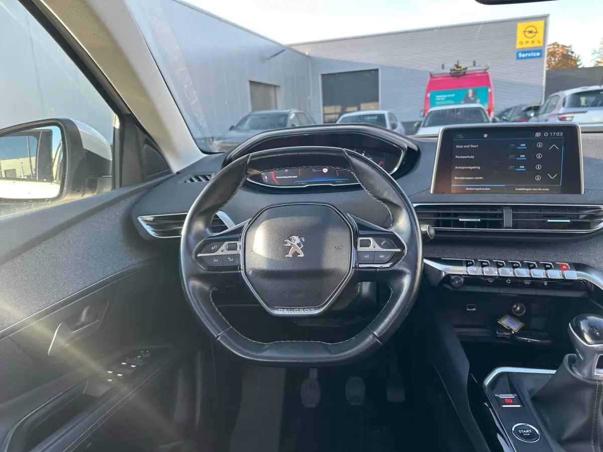 1.2 PureTech Blue Lease Premium Panorama Dak | 19" Lichtmetaal | Camera | Parkeersensoren | 19" Lichtmetaal | Leder/Stof | Digitaal Dashboard | Achteruitrijcamera | Apple Carplay/Android Aut