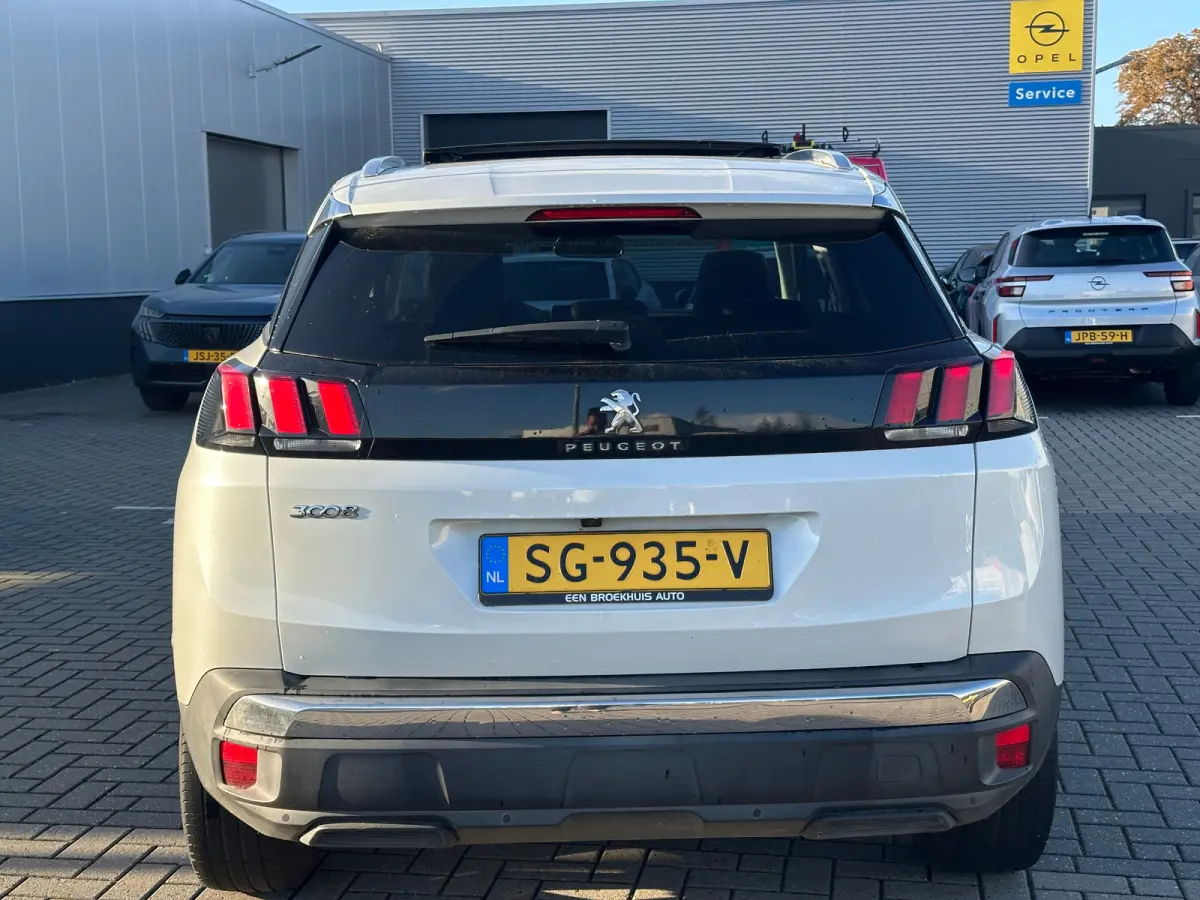 1.2 PureTech Blue Lease Premium Panorama Dak | 19" Lichtmetaal | Camera | Parkeersensoren | 19" Lichtmetaal | Leder/Stof | Digitaal Dashboard | Achteruitrijcamera | Apple Carplay/Android Aut