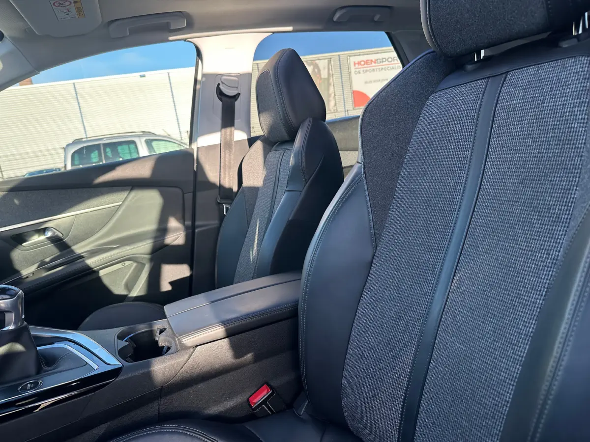 1.2 PureTech Blue Lease Premium Panorama Dak | 19" Lichtmetaal | Camera | Parkeersensoren | 19" Lichtmetaal | Leder/Stof | Digitaal Dashboard | Achteruitrijcamera | Apple Carplay/Android Aut