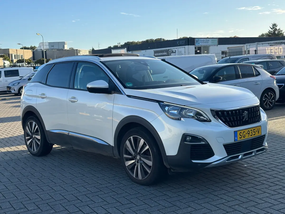 1.2 PureTech Blue Lease Premium Panorama Dak | 19" Lichtmetaal | Camera | Parkeersensoren | 19" Lichtmetaal | Leder/Stof | Digitaal Dashboard | Achteruitrijcamera | Apple Carplay/Android Aut