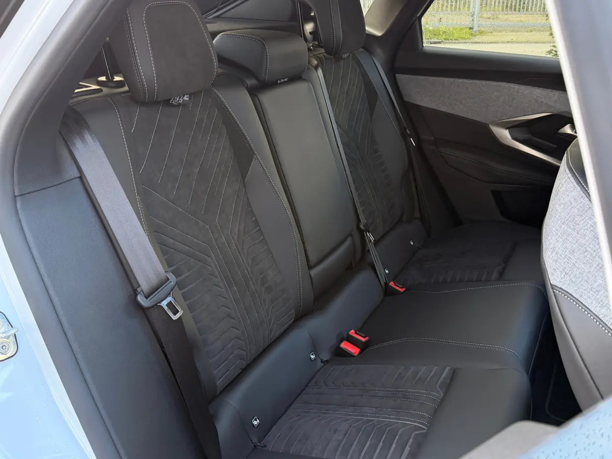 1.6 plug-in Hybrid 225 GT | DEMO DEAL | Schuifdak | Masasge | 360 Camera | Alcantara | Carplay | Memory | elektr. Klep | Matrix | Keyless | Stoel+Stuurverwarming | Adapt. Cruise