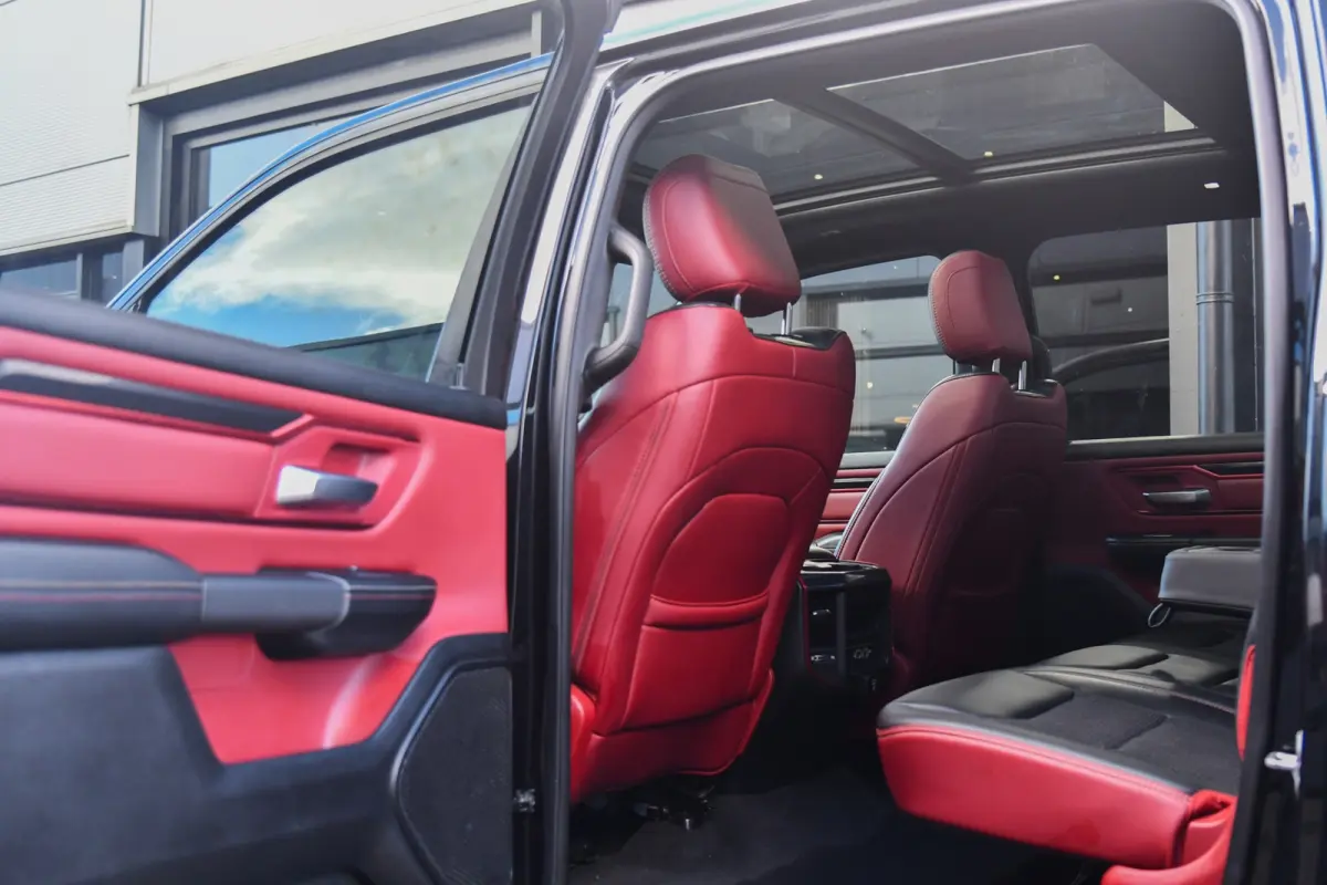 1500 5.7 V8 4x4 Crew Cab REBEL, BTW, Panorama, Full!