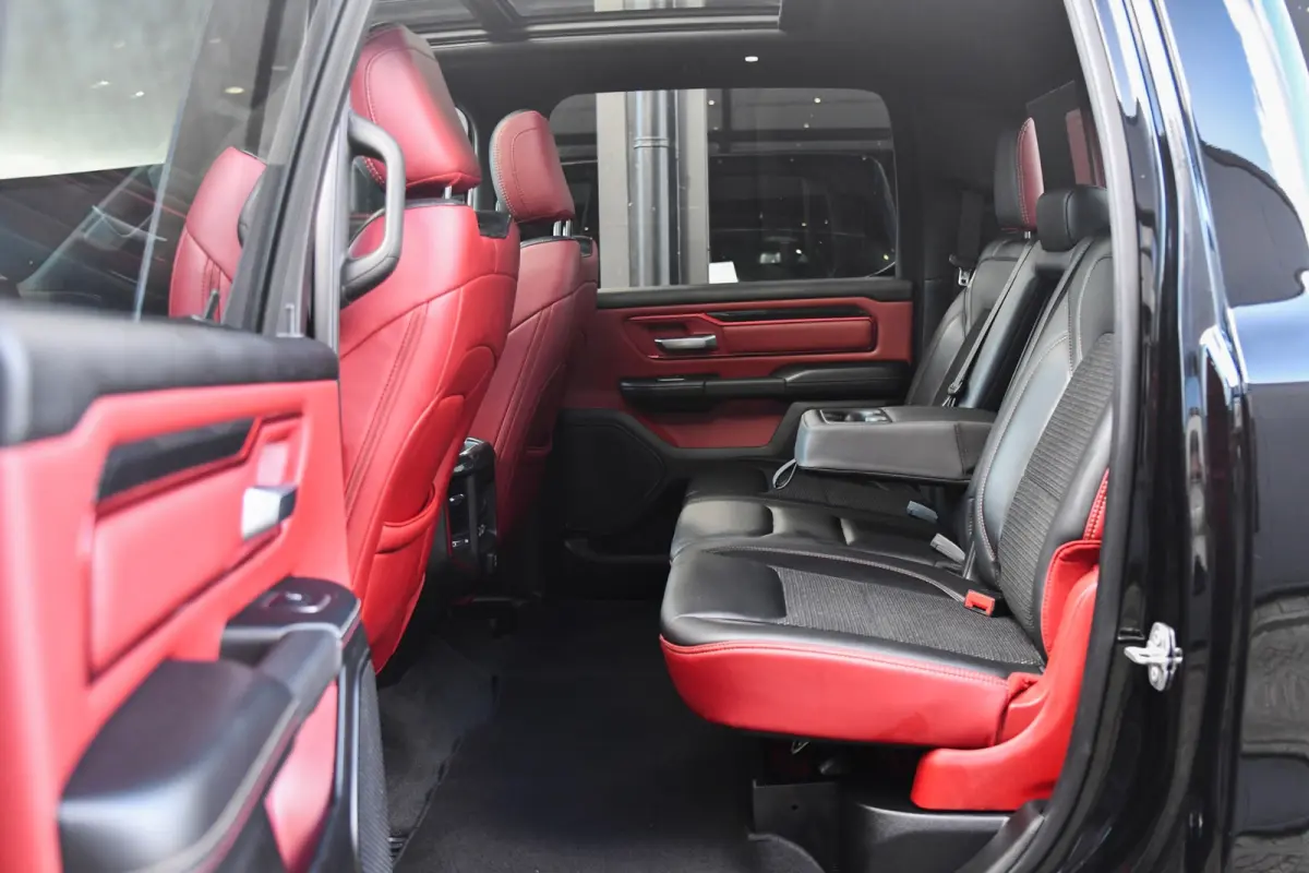 1500 5.7 V8 4x4 Crew Cab REBEL, BTW, Panorama, Full!