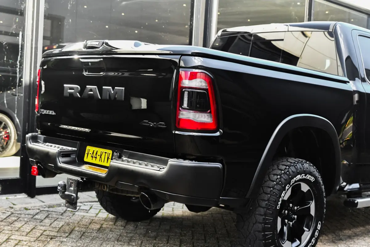 1500 5.7 V8 4x4 Crew Cab REBEL, BTW, Panorama, Full!