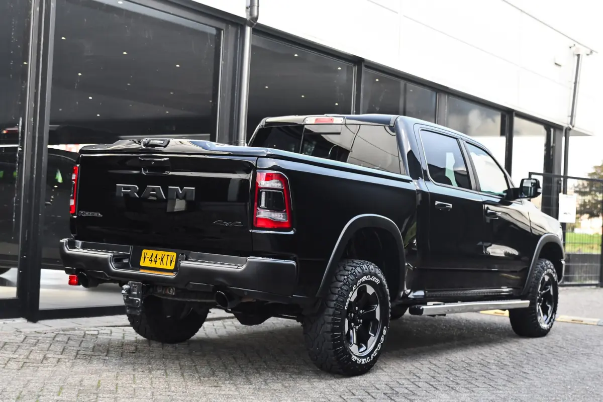 1500 5.7 V8 4x4 Crew Cab REBEL, BTW, Panorama, Full!
