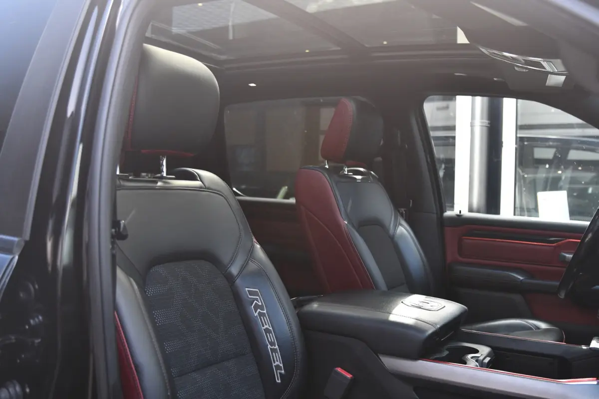 1500 5.7 V8 4x4 Crew Cab REBEL, BTW, Panorama, Full!