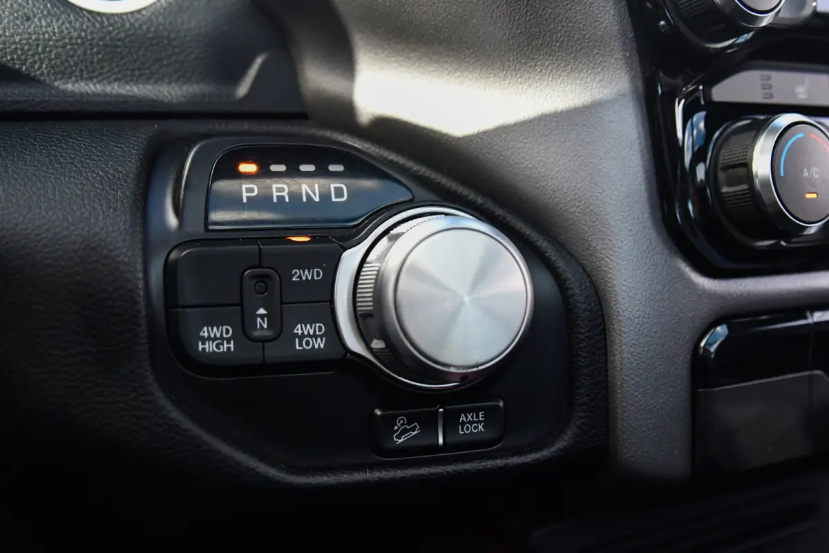 1500 5.7 V8 4x4 Crew Cab REBEL, BTW, Panorama, Full!