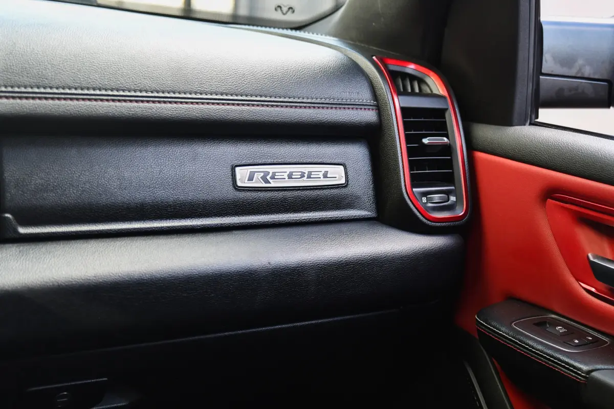 1500 5.7 V8 4x4 Crew Cab REBEL, BTW, Panorama, Full!